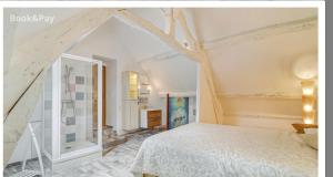 1 dormitorio con 1 cama blanca en una habitación en Harmonia maison de caractère proche PROVINS, en Gouaix
