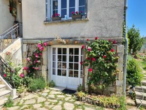 uma casa com uma porta branca e rosas em VILLA PIERRE em Condom