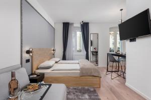 1 dormitorio con 1 cama extragrande y escritorio en Deluxe Apartments ''In the Center'' en Rijeka