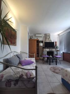 uma sala de estar com um sofá e uma lareira em Apartments Lily em Neum