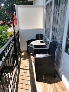 um pátio com 2 cadeiras e uma mesa na varanda em Apartments Lily em Neum