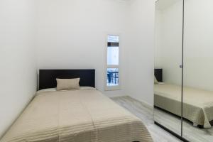 1 dormitorio con 2 camas y espejo en Spacious Riverside Residency - Magnificent View en Budapest