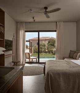 sypialnia z łóżkiem i widokiem na basen w obiekcie Cielo villas - An Authentic Mediterranean Living w mieście Zakintos +37 zdjęć