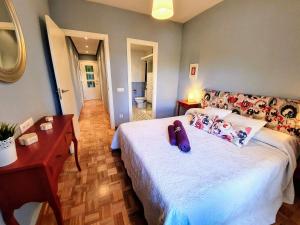 1 dormitorio con cama, mesa y espejo en Las Mejores VISTAS de SALAMANCA!!! en Salamanca