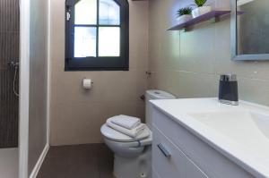 Kúpeľňa v ubytovaní 1215 BAIX CAMP casa con jardin - Apivend Immo