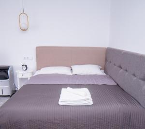 Una cama con un par de toallas blancas. en Vladstudio, en Turda