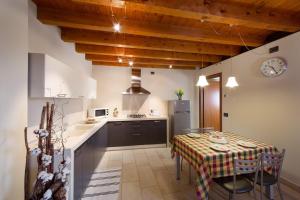 a kitchen and dining room with a table and a counter at La Casa del Nonno in Monzambano