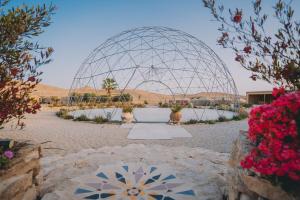 un edificio abovedado con una cúpula en el desierto en Alpaca Farm - חוות האלפקות, en Mitzpe Ramon