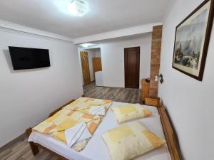 Postel nebo postele na pokoji v ubytování Sándor Panzió