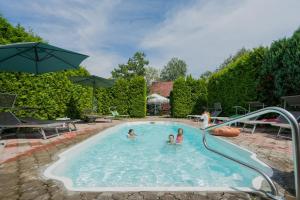 Bazén v ubytování Villa Garden Hotel nebo v jeho okolí