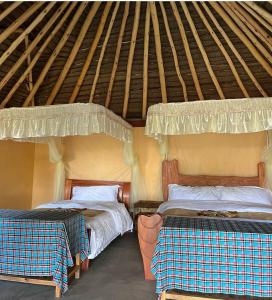 Tempat tidur dalam kamar di Jacaranda Bush Camp