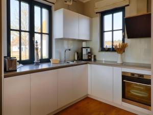 Köök või kööginurk majutusasutuses Reetland am Meer - Superior Reetdachvilla mit 2 Schlafzimmern F24