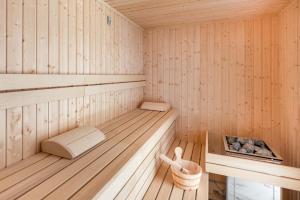 een houten sauna met een bank en een bad bij Baltic Marina Residence Apartments by Renters in Kołobrzeg