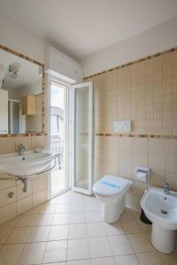 Koupelna v ubytování Hotel Ada + 18 fotografií