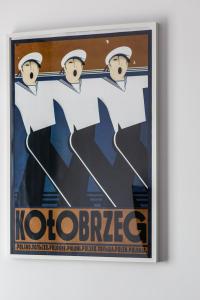 een ingelijste poster van een groep honkballers bij Baltic Marina Residence Apartments by Renters in Kołobrzeg