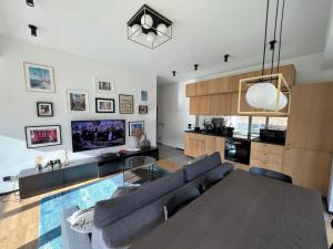 sala de estar con sofá y mesa en New Exclusive 2BD apartment by the sea en Saulkrasti