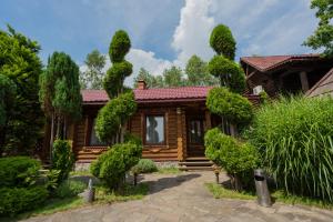 ein Blockhaus mit einem Weg davor in der Unterkunft Villa Garden Hotel in Solotschyn