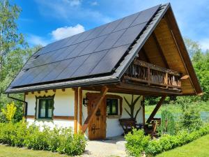 拉布卡的住宿－Chata w Rabce - Bajkowa Osada，屋顶上设有太阳能电池板的房子