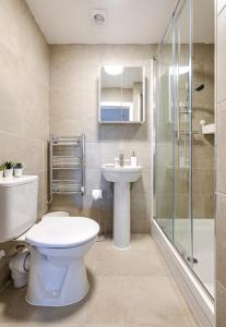 A bathroom at Stunning 1 bed apartment in the heart of Stockport