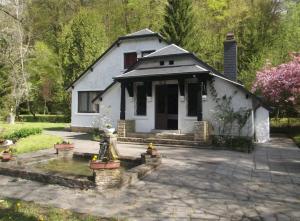 Casa blanca pequeña con patio de piedra en PROPRIETE BORDEE D'ETANGS, PROPICE A LA DETENTE, en Florenville