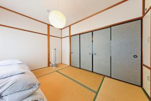 Katil atau katil-katil dalam bilik di Ibaragi House in Kanazawa +33 gambar