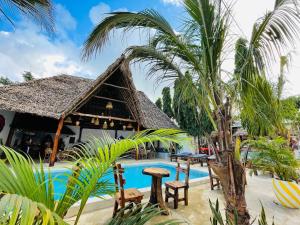 ein Resort mit Swimmingpool und Palmen in der Unterkunft Babalao Bungalows in Nungwi