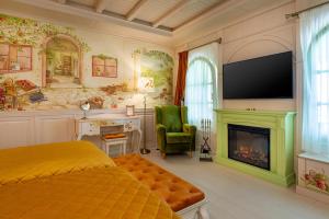 - une chambre avec un lit, une cheminée et une télévision dans l'établissement Casa Timiș - Wellness & Spa Resort, à Chiţorani