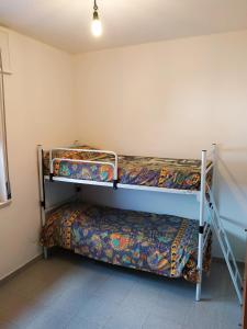 2 literas en una habitación con 1 cama en LaMagnolia, en Fossacesia