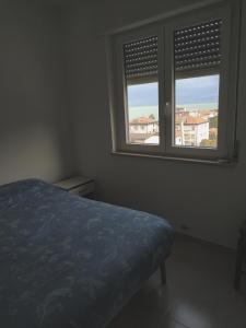 1 dormitorio con 1 cama y 2 ventanas en LaMagnolia, en Fossacesia