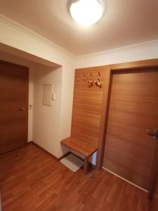 Pokój z drewnianymi drzwiami i drewnianą ławką w obiekcie Ferienwohnung Maierhofer w mieście Krimml