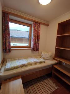 A bed or beds in a room at Ferienwohnung Maierhofer