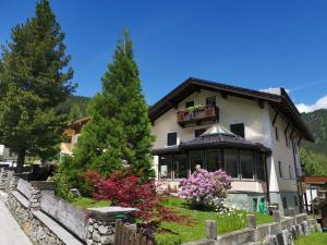 ein Haus mit Balkon darüber in der Unterkunft Ferienwohnung Maierhofer in Krimml