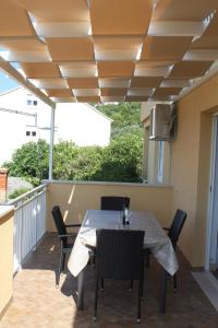d'une terrasse avec une table et des chaises sur un balcon. dans l'établissement Apartman Anka, à Viganj