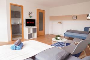 Postel nebo postele na pokoji v ubytování FULL HOUSE Studios - KornhausPremium Apartment - Balkon, WiFi