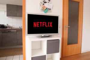 TV a/nebo společenská místnost v ubytování FULL HOUSE Studios - KornhausPremium Apartment - Balkon, WiFi