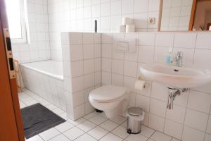 Koupelna v ubytování FULL HOUSE Studios - KornhausPremium Apartment - Balkon, WiFi