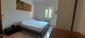 A bed or beds in a room at Numana centro a 500 mt mare, trilocale con 2 camere a letti piani, 1 posto auto