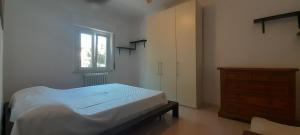 A bed or beds in a room at Numana centro a 500 mt mare, trilocale con 2 camere a letti piani, 1 posto auto