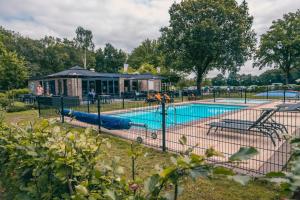 una piscina con un tobogán en un parque en EuroParcs Reestervallei, en IJhorst