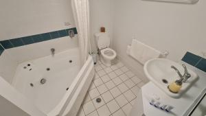 Koupelna v ubytování 2BR 2Bath L4 Executive Apartment, in City Centre + 15 fotografií