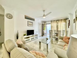 Televízia a/alebo spoločenská miestnosť v ubytovaní Golden Beach La Palma - EaW Homes