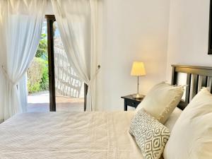 Posteľ alebo postele v izbe v ubytovaní Golden Beach La Palma - EaW Homes + 13 fotografií