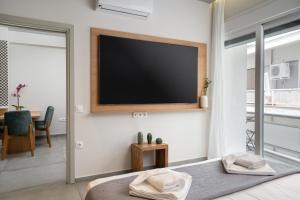 TV a/nebo společenská místnost v ubytování Crown Designed Apartments