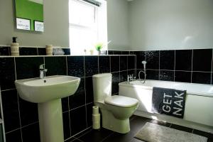 Ένα μπάνιο στο Chichele House, sleeps 8, allocated parking, pets, free wi-fi, corporate welcome