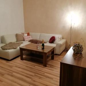 sala de estar con sofá blanco y mesa en Ubytovanie Sosna Muráň, en Muráň