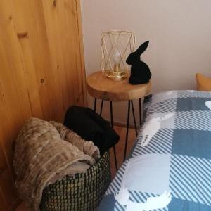 ein Schlafzimmer mit einem Bett und einem Tisch mit einer Lampe in der Unterkunft Ubytovanie Sosna Muráň in Muráň