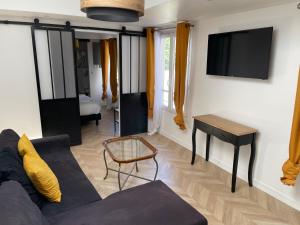 TV a/nebo společenská místnost v ubytování Ménil Bon Temps