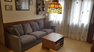 sala de estar con sofá y mesa en WIFI COMO EN TU CASA Canfranc Estación, en Canfranc-Estación