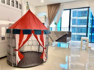 tenda al centro di una stanza di 6Pax Suites Setia City Convention Trefoil Shah Alam SiS Homestay a Shah Alam