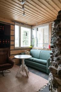 a living room with a green couch and a table at Talo Valoisa in Rovaniemi